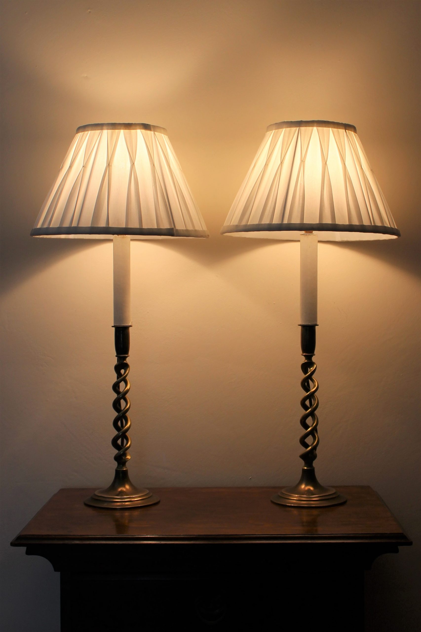 domingo De otra manera límite An attractive pair of Victorian brass Barley Twist candlestick lamps with  lampshades. - James Forster Antiques